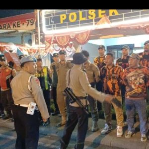 Polsek Krian Gelar Patroli Malam dan Berbagi Beras untuk Ojol Polsek Krian Gelar Patroli Malam dan Berbagi Beras untuk Ojol