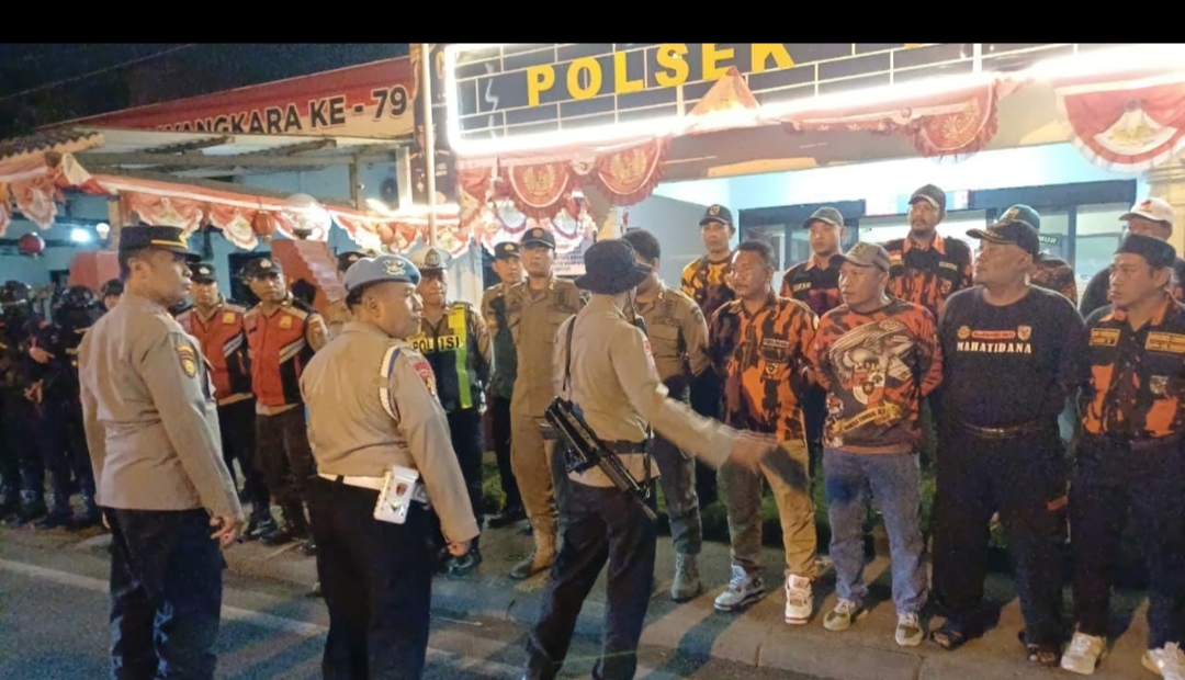 Polsek Krian Gelar Patroli Malam dan Berbagi Beras untuk Ojol