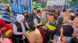 Pemprov Jatim Gelar Pasar Murah di Wonocolo, Lansia Dapat Beras Gratis