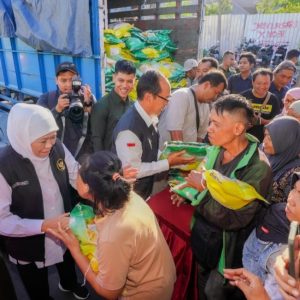 Pemprov Jatim Gelar Pasar Murah di Wonocolo, Lansia Dapat Beras Gratis