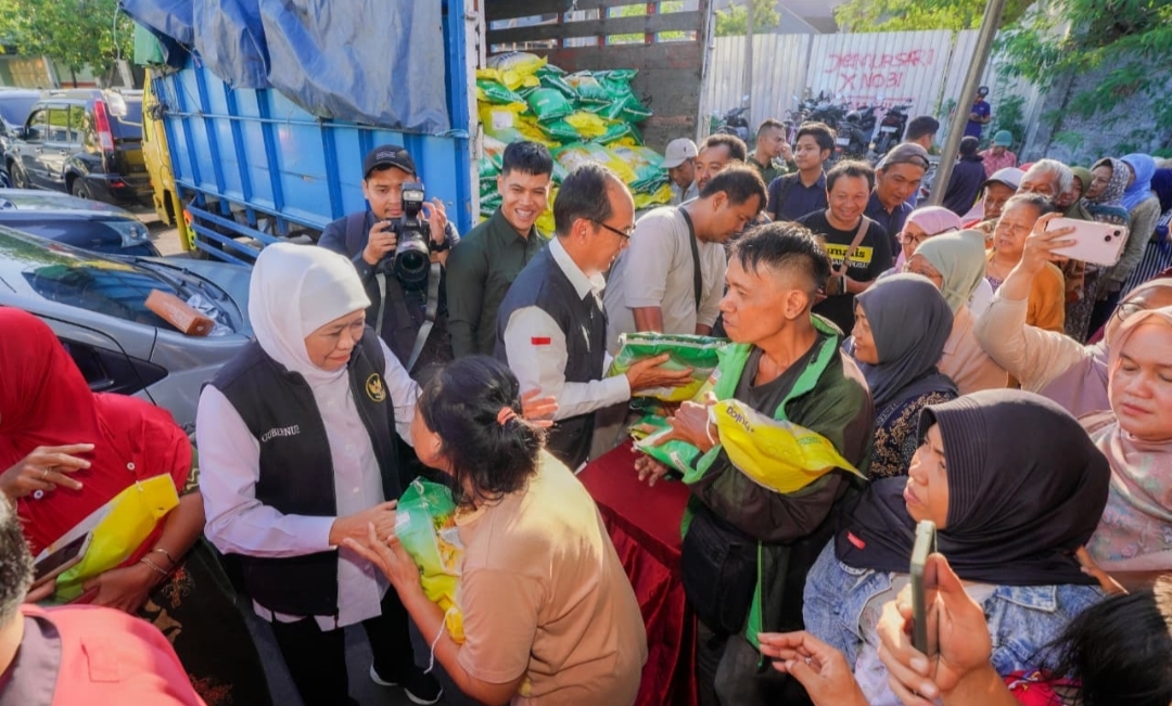 Pemprov Jatim Gelar Pasar Murah di Wonocolo, Lansia Dapat Beras Gratis