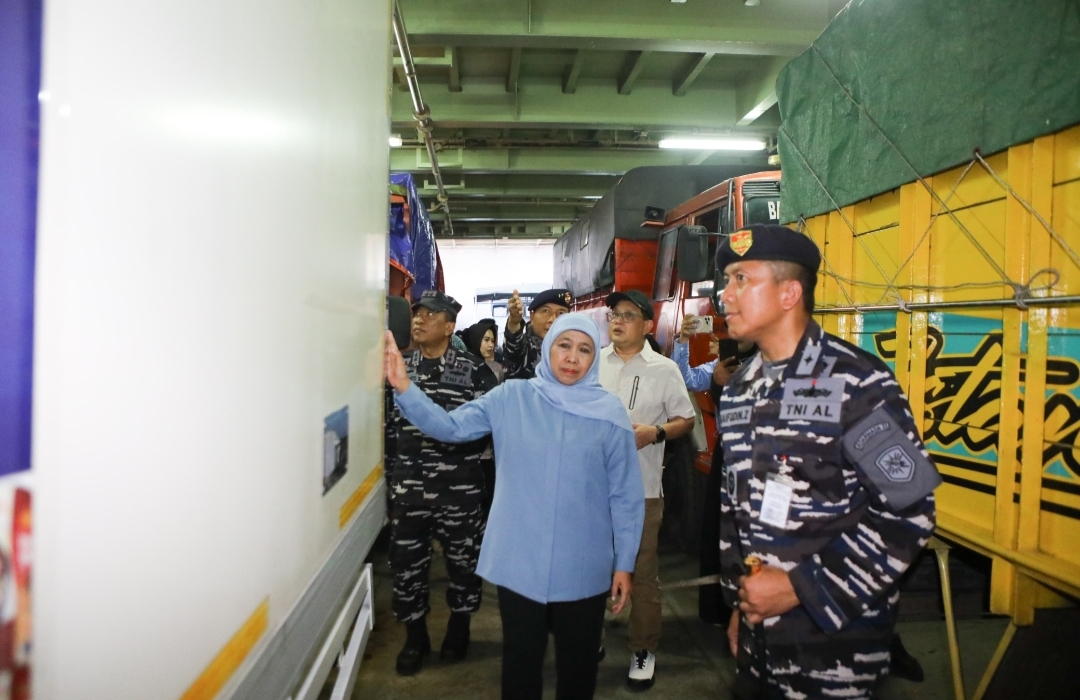Gubernur Khofifah Kirim  Logistik ke Pulau Bawean dengan KRI Surabaya 591