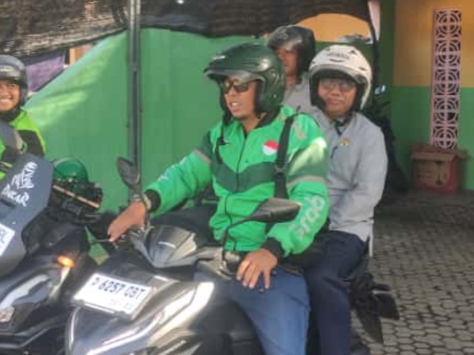 Jumat Berkah, Wabup Banyuwangi Mujiono Naik Ojol ke Kantor