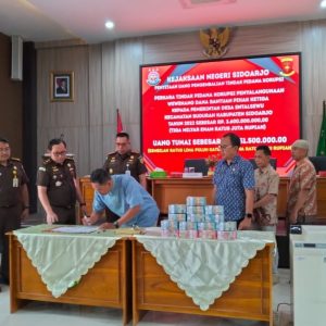 Kejari Sidoarjo Sita Barang Bukti Penyitaan Uang Hasil Korupsi Kejari Sidoarjo Sita Barang Bukti Penyitaan Uang Hasil Korupsi