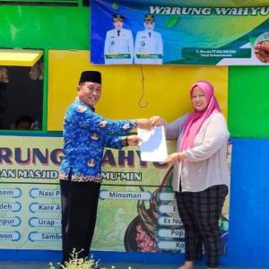 Bupati Sidoarjo Luncurkan Program “Bedah Warung”, Tiga Pelaku Usaha di Desa Keboananom Terima Bantuan Renovasi