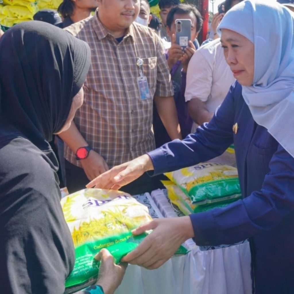 Warga Serbu Pasar Murah di Probolinggo, Gubernur Khofifah: Pemerintah Ringankan Beban Masyarakat
