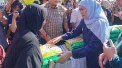 Warga Serbu Pasar Murah di Probolinggo, Gubernur Khofifah: Pemerintah Ringankan Beban Masyarakat