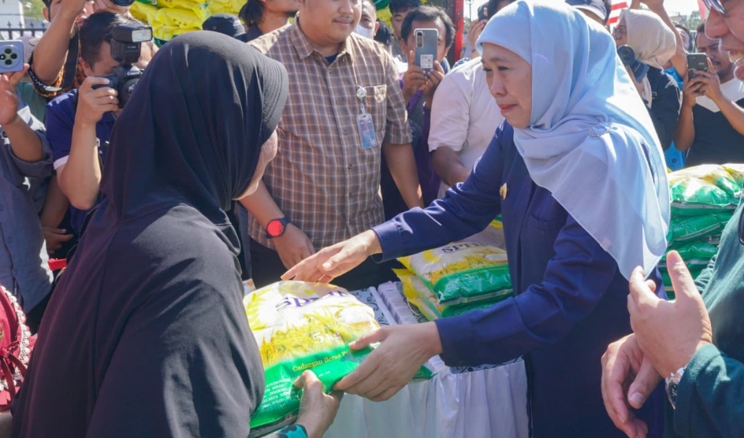 Warga Serbu Pasar Murah di Probolinggo, Gubernur Khofifah: Pemerintah Ringankan Beban Masyarakat