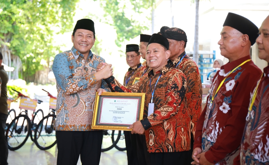 HUT PMI ke 80, Bipati Sidoarjo Serahkan Penghargaan kepada 1932