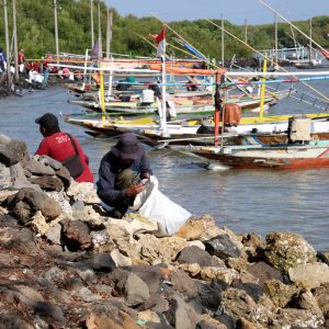 World Cleanup Day, Berbagai Elemen Masyarakat Bersihkan Pantai Tambak Wedi