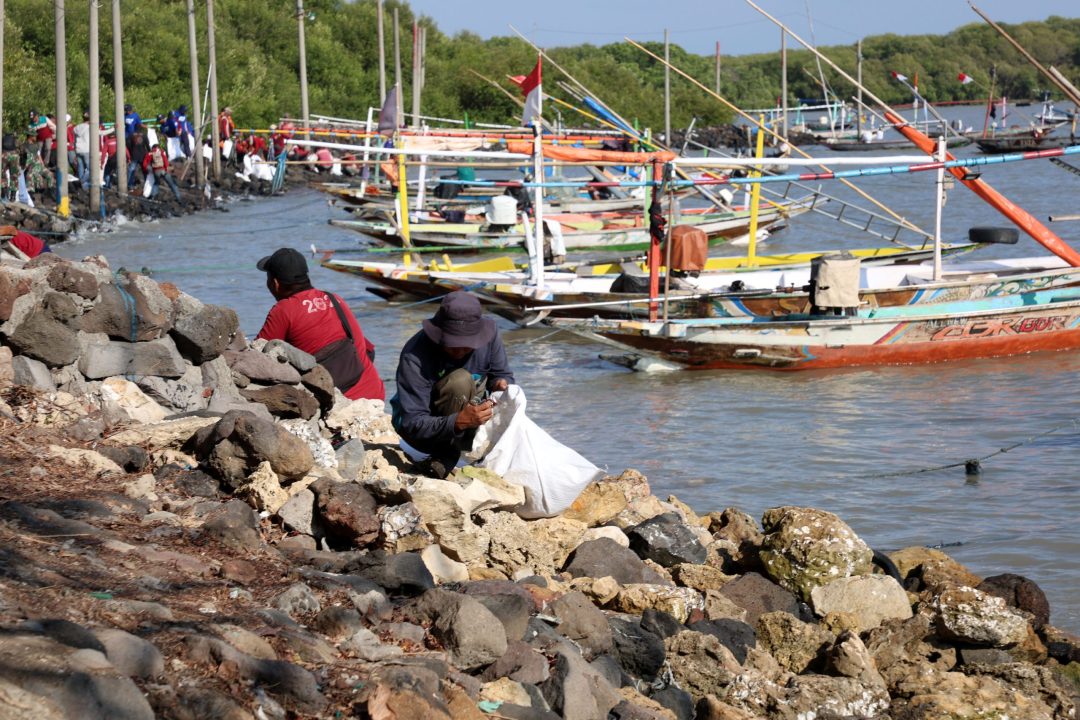 World Cleanup Day, Berbagai Elemen Masyarakat Bersihkan Pantai Tambak Wedi