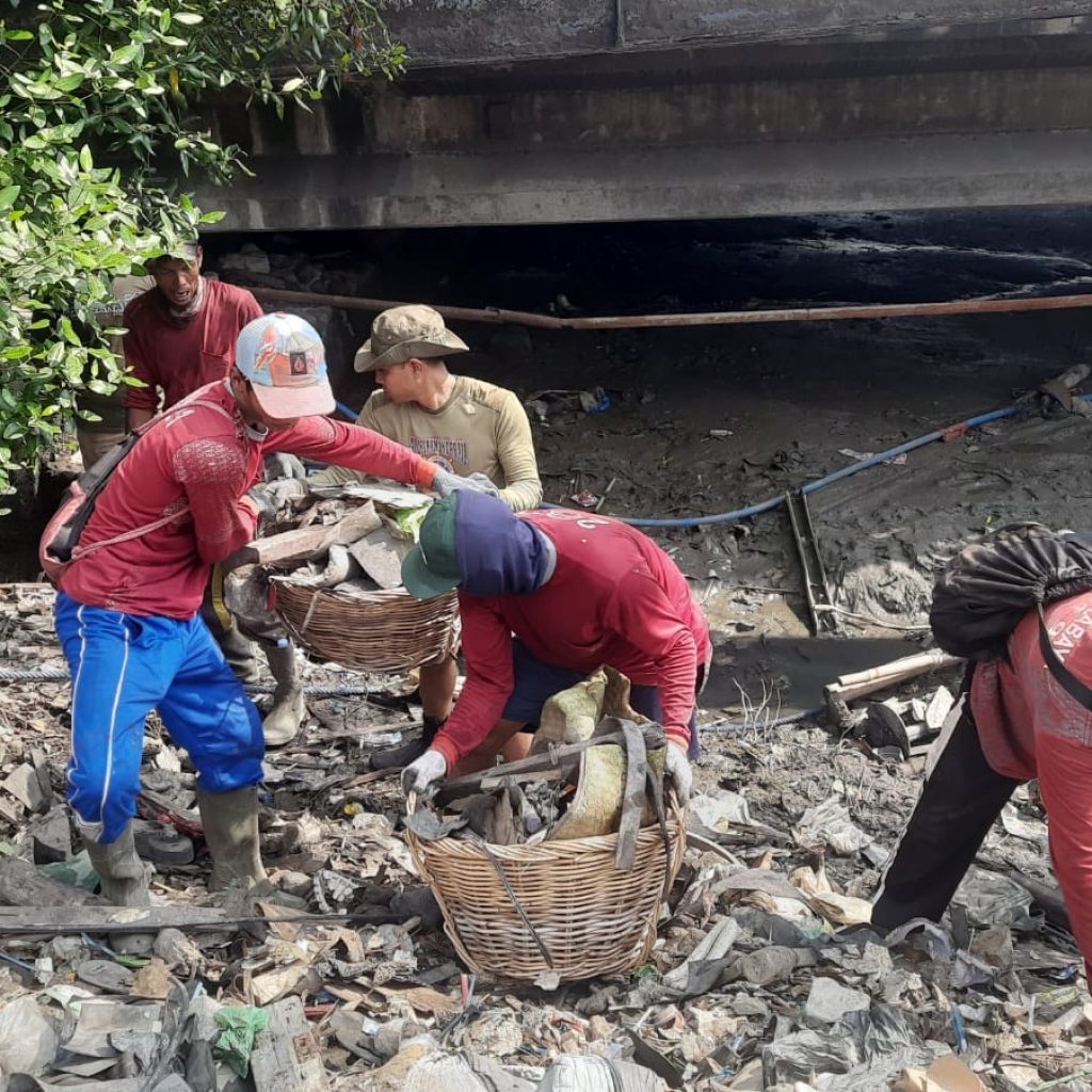Kerja Bakti di Sungai Kalianak Hasilkan Sampah 10 Truk