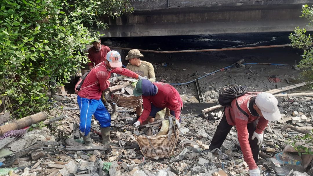 Kerja Bakti di Sungai Kalianak Hasilkan Sampah 10 Truk