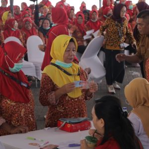Surabaya Salurkan BLT DBHCHT 2025 untuk 8.767 Penerima