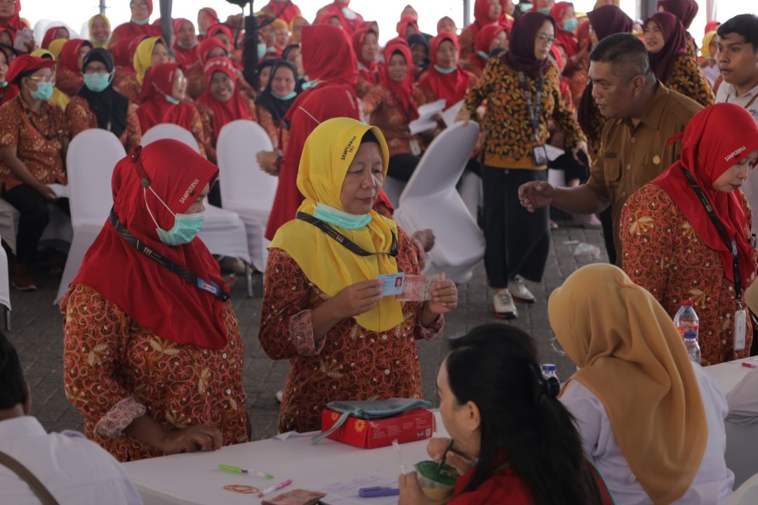 Surabaya Salurkan BLT DBHCHT 2025 untuk 8.767 Penerima