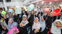Ribuan Ibu PKK Rebutan Peralatan Rumah Tangga di Peringatan Maulid Nabi