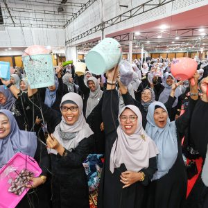 Ribuan Ibu PKK Rebutan Peralatan Rumah Tangga di Peringatan Maulid Nabi