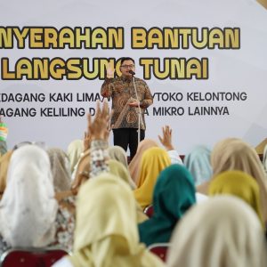 Ratusan Guru Non ASN Kediri Dapat Modal Usaha Rp3 Juta dari Mas Dhito Ratusan Guru Non ASN Kediri Dapat Modal Usaha Rp3 Juta dari Mas Dhito