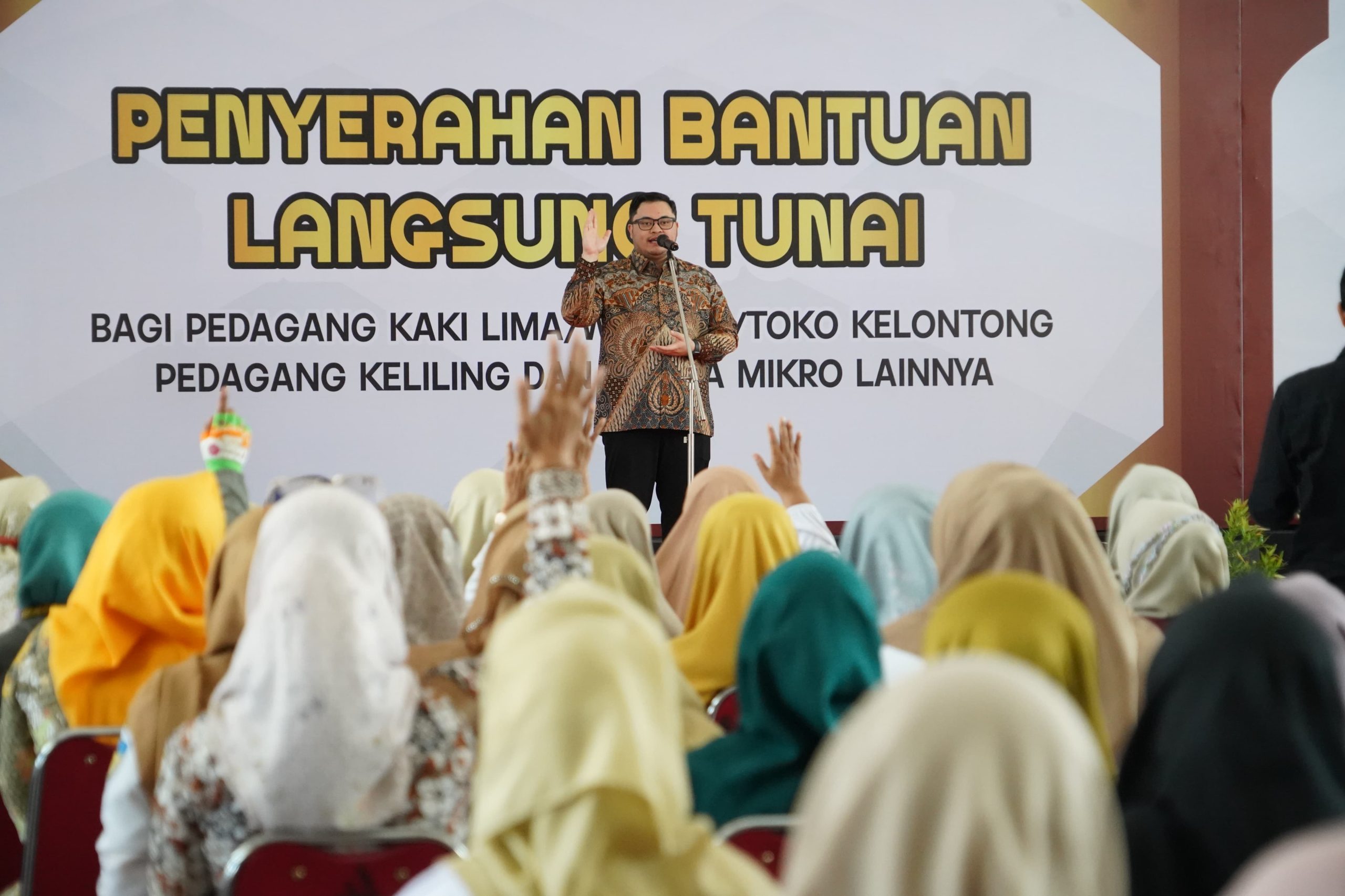 Ratusan Guru Non ASN Kediri Dapat Modal Usaha Rp3 Juta dari Mas Dhito