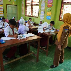 Sehari Dijemput Mas Dhito, Restu Kembali Duduk di Bangku Sekolah