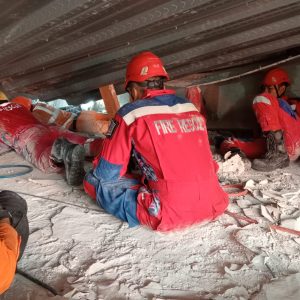 Pemkot Surabaya Bantu Evakuasi Korban Ambruknya Ponpes Al-Khoziny Sidoarjo