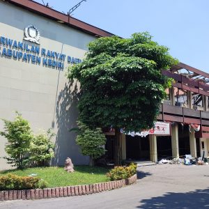DPRD Kabupaten Kediri Tetap Bekerja di Tengah Puing