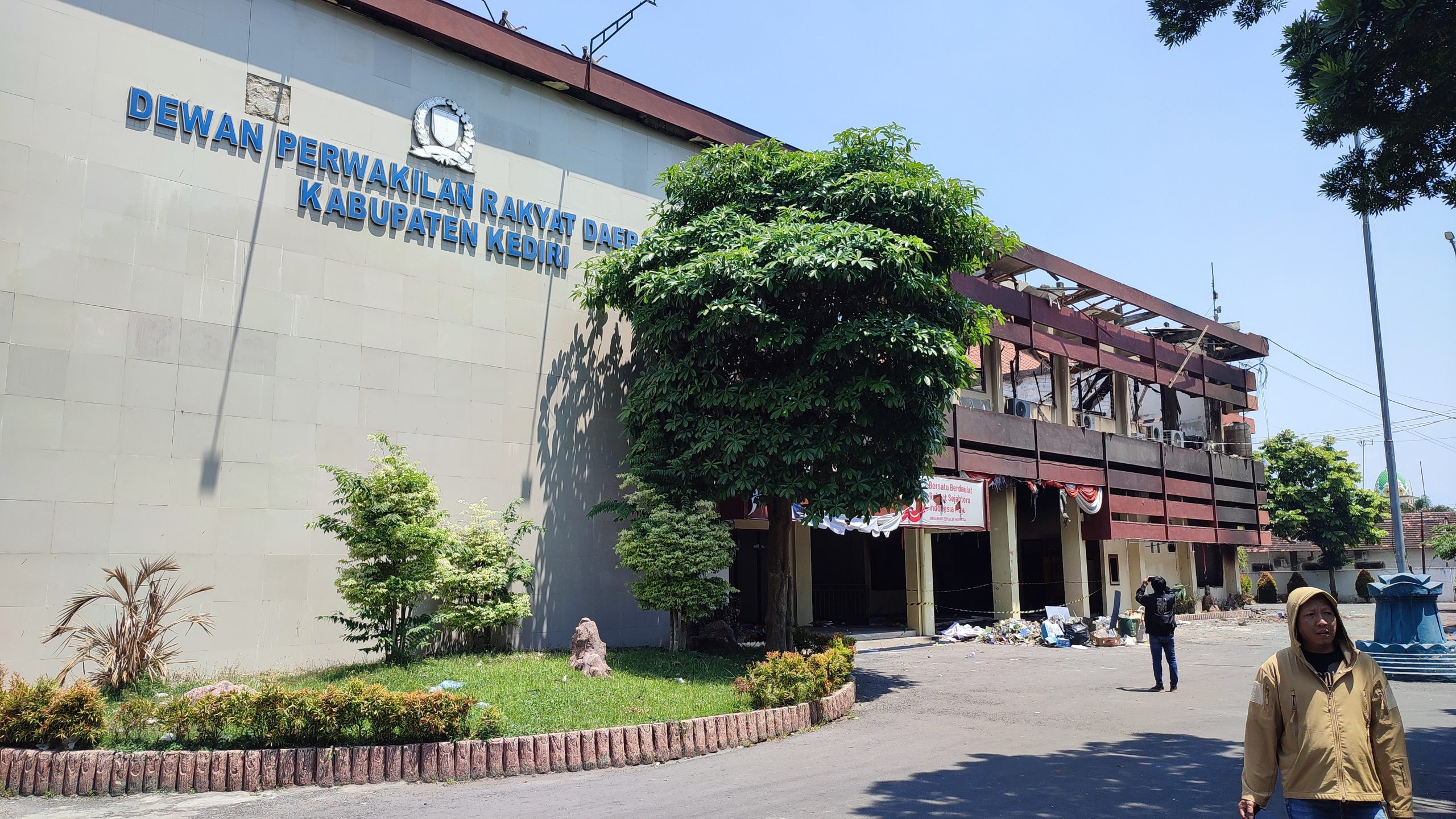 DPRD Kabupaten Kediri Tetap Bekerja di Tengah Puing