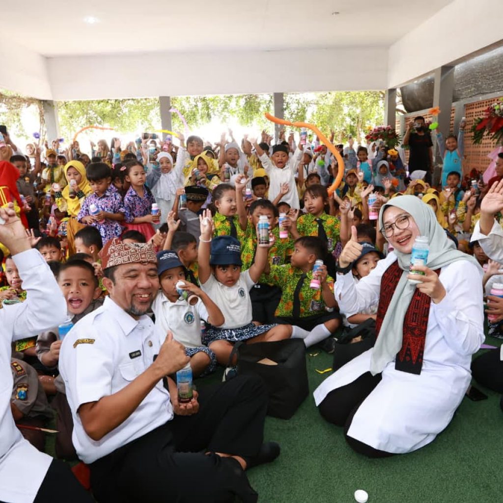 Bupati Ipuk Bersama Ratusan Anak dalam Kampanye Makan Daging, Telur, dan Minum Susu