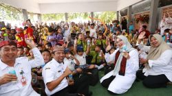 Bupati Ipuk Bersama Ratusan Anak dalam Kampanye Makan Daging, Telur, dan Minum Susu