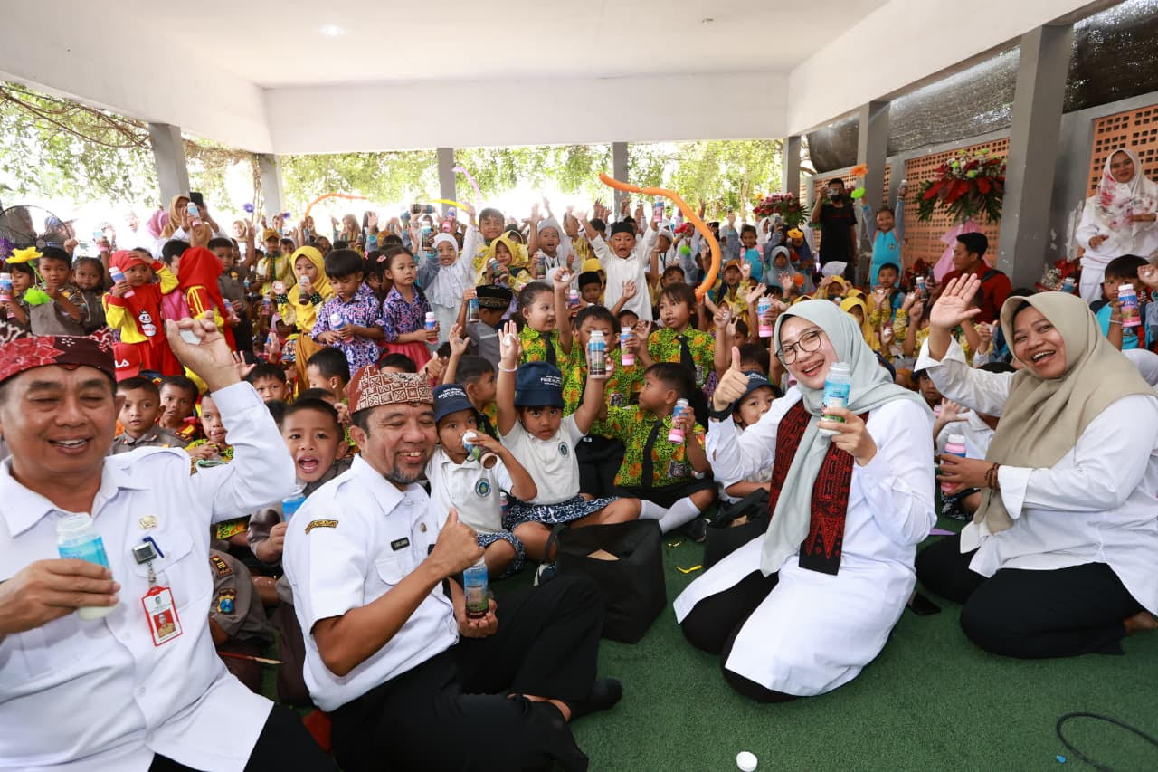 Bupati Ipuk Bersama Ratusan Anak dalam Kampanye Makan Daging, Telur, dan Minum Susu