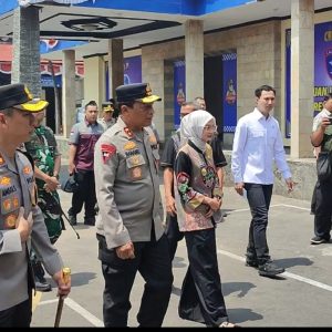 Usai Kericuhan, Kapolda Jatim Tinjau Kantor Polisi dan Beri Arahan Personel di Kota Kediri