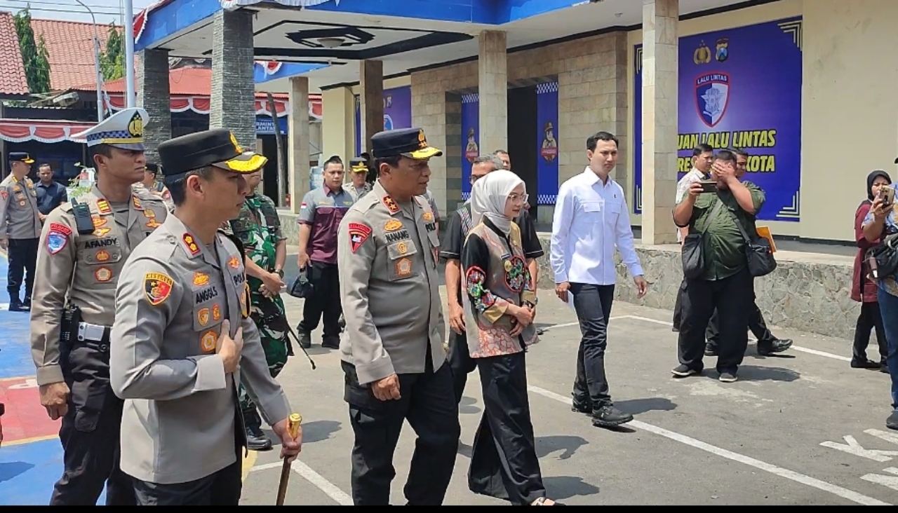 Usai Kericuhan, Kapolda Jatim Tinjau Kantor Polisi dan Beri Arahan Personel di Kota Kediri
