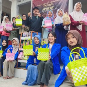 Mahasiswa UNP Kediri Hidupkan Desa Manggis dengan “8 Pojok” Inovatif