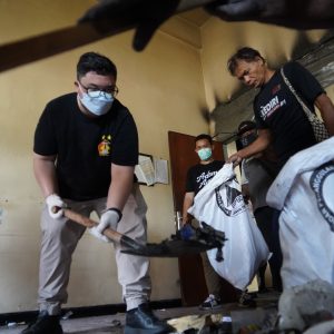 Warga Gotong Royong Bersihkan Kantor Pemkab, Mas Dhito: Kita Bersama Jaga Rumah Rakyat