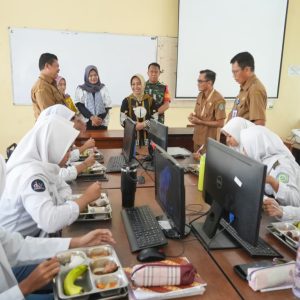 Walikota Mojokerto Tinjau MBG di SMPN 1 dan SMKN 1
