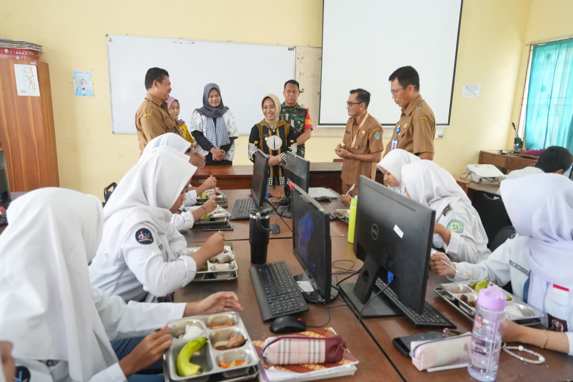 Walikota Mojokerto Tinjau MBG di SMPN 1 dan SMKN 1