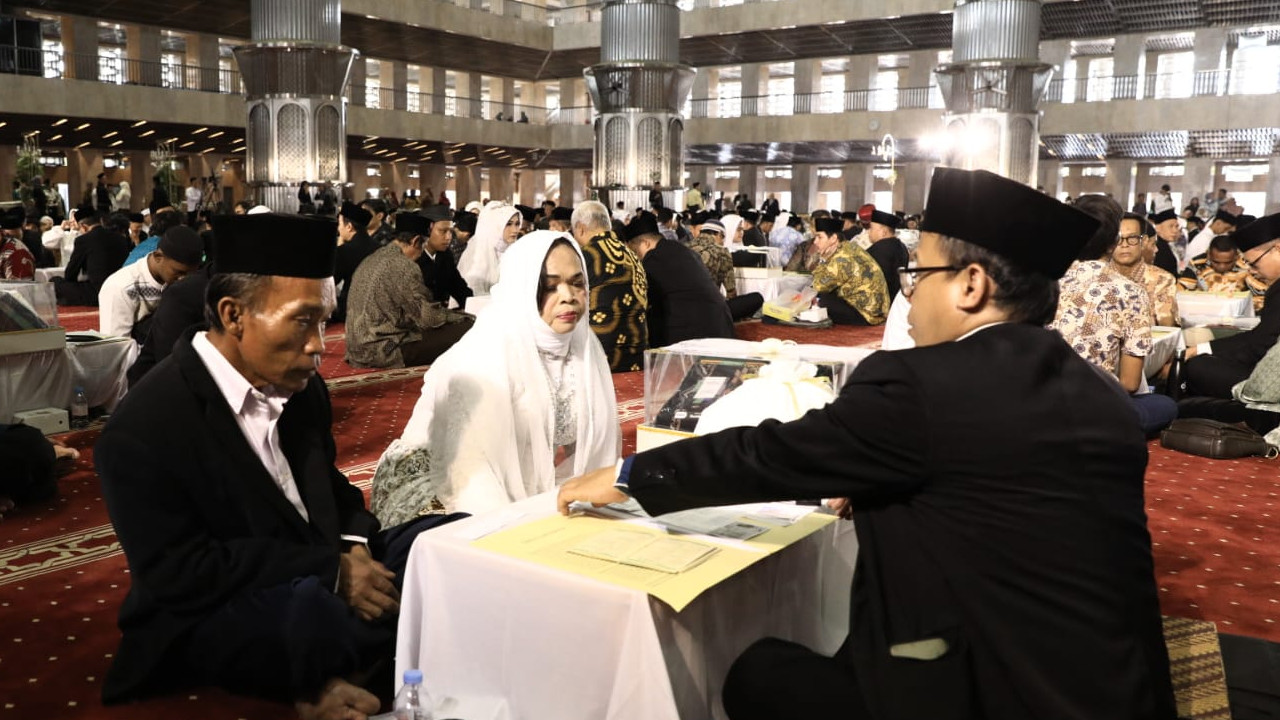 Puluhan Pasang Penganten Nikah Bareng di Masjid Istiqlal Jakarta