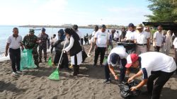 World Cleanup Day, Bupati Ipuk Bersama Ratusan Warga Bersihkan Sampah di Pantai Seranite