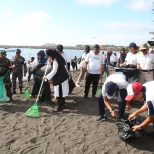 World Cleanup Day, Bupati Ipuk Bersama Ratusan Warga Bersihkan Sampah di Pantai Seranite