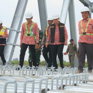 Pastikan Rampung Tepat Waktu Bupati Mojokerto  Tinjau Pembangunan  Jembatan Talunbrak di Dawarblandong