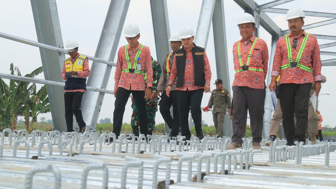 Pastikan Rampung Tepat Waktu Bupati Mojokerto  Tinjau Pembangunan  Jembatan Talunbrak di Dawarblandong