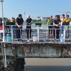 Wali Kota Kediri Tuangkan Eco Enzym di Sungai Brantas