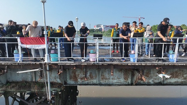 Wali Kota Kediri Tuangkan Eco Enzym di Sungai Brantas