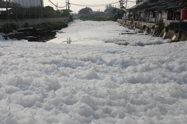Sungai Kalisari Damen Berselimut Busa, Menunggu Tindakan Konkret Pemkot Surabaya