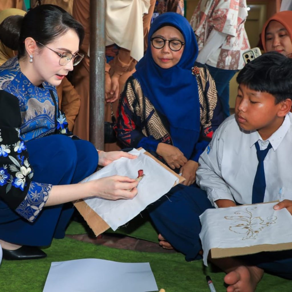 Arumi Bachsin Resmikan Glory of Batik Gallery dan Luncurkan Kurikulum Batik