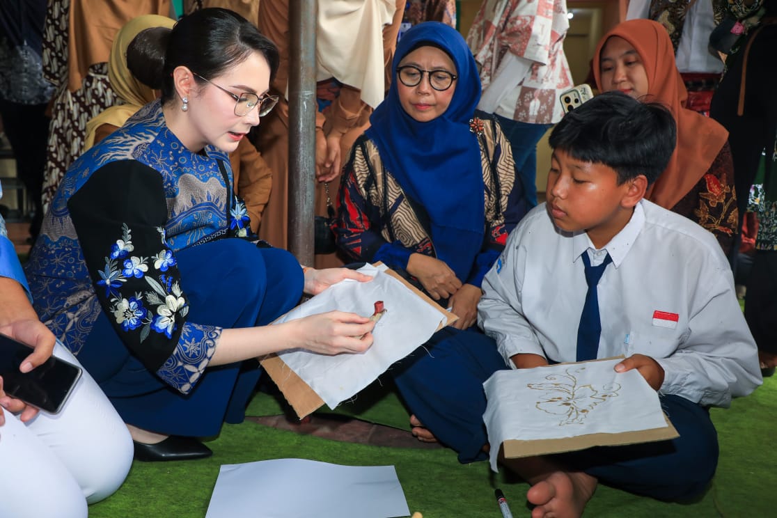 Arumi Bachsin Resmikan Glory of Batik Gallery dan Luncurkan Kurikulum Batik