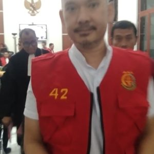 Ngamuk Rumah Dilelang Bank, Royce Muljanto Rusak Pintu Kaca Mandiri Sambil Kencingi Pohon