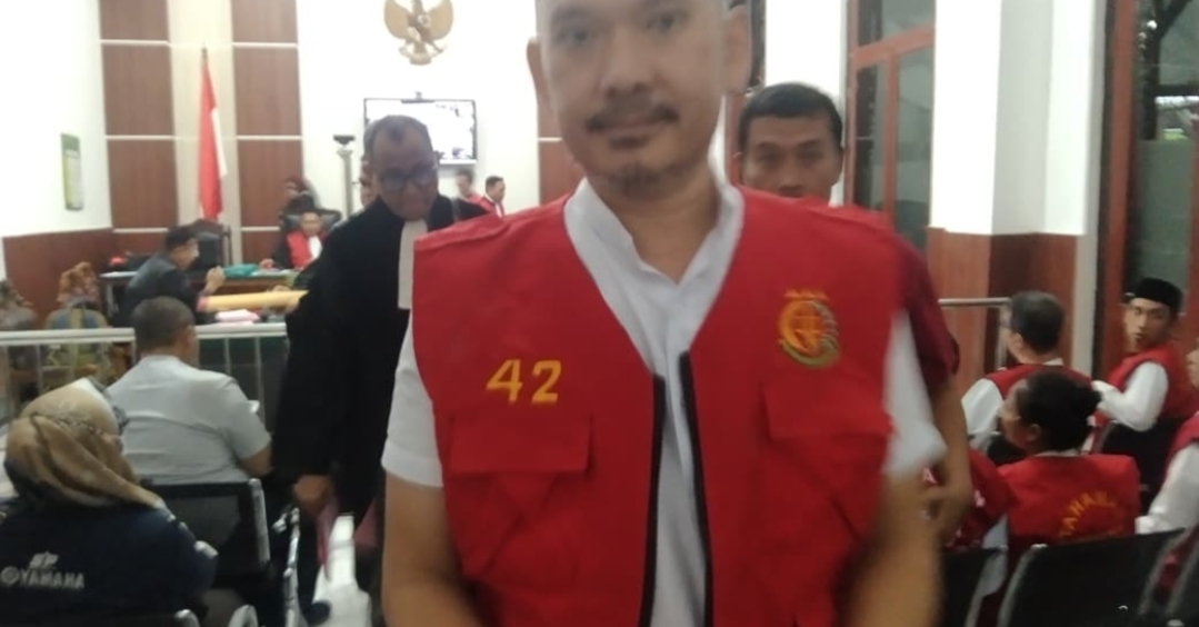 Ngamuk Rumah Dilelang Bank, Royce Muljanto Rusak Pintu Kaca Mandiri Sambil Kencingi Pohon