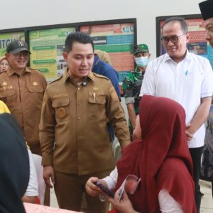 Pastikan Tepat  Sasaran Bupati Gus Barra Pantau Penyerahan BLT Dana Cukai ke 1.188 Penerima 