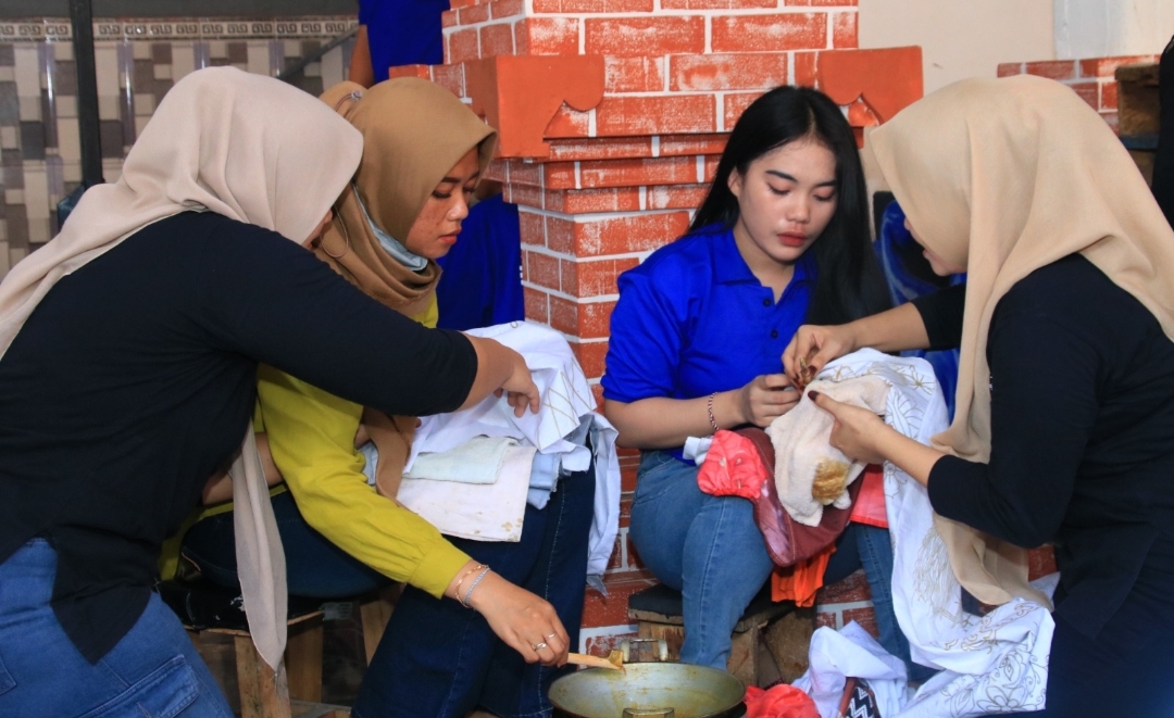 Hari Batik Nasional, Warga Binaan Lapas Banyuwangi Berbagi Ilmu Membatik kepada Masyarakat